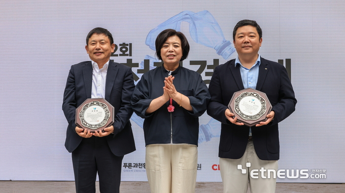 지난 24일 열린 과천환경축제 표창패 수여식에서 조창제 가온아이 대표(왼쪽)가 표창패를 수상하고 신계용 과천시장(가운데) 등과 기념촬영했다.