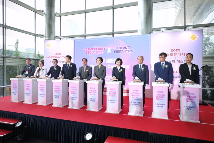 오영주 중소벤처기업부 장관(오른쪽에서 다섯 번째)이 28일 서울 강남구 코엑스에서 열린 '2025 코스모뷰티서울 X K-뷰티페스타'에서 참석자들과 개막 세리머니를 하고 있다.(사진=중소벤처기업부)