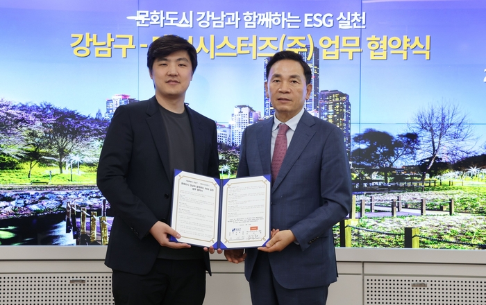 데브시스터즈는 강남구와 쿠키런 지식재산(IP)을 활용해 문화예술 분야에서 ESG 실천을 위한 업무 협약을 체결했다. 조길현 데브시스터즈 대표(왼쪽)와 조성명 강남구청장이 기념촬영했다.