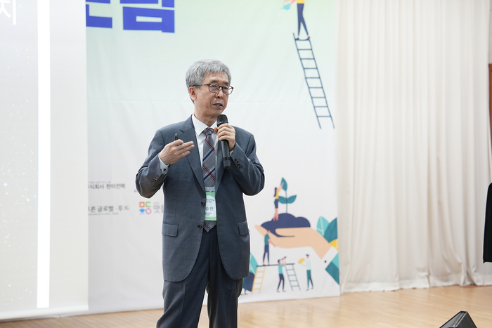 문승현 전 광주과학기술원(GIST) 전 총장(GIST 초방석학)이 27일 오후 광주테크노파크 과학기술동 12층에서 열린 '기후테크 과학기술 혁신 포럼'에서 '기후위기와 새로운 산업의 기회'라는 주제로 기조강연하고 있다.