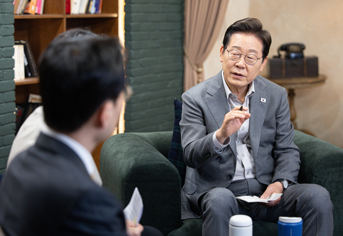 더불어민주당 이재명 대선 후보가 28일 서울 강남구의 한 스튜디오에서 열린 K-이니셔TV '1400만 개미와 한배 탔어요' 유튜브 라이브에서 발언하고 있다. 연합뉴스