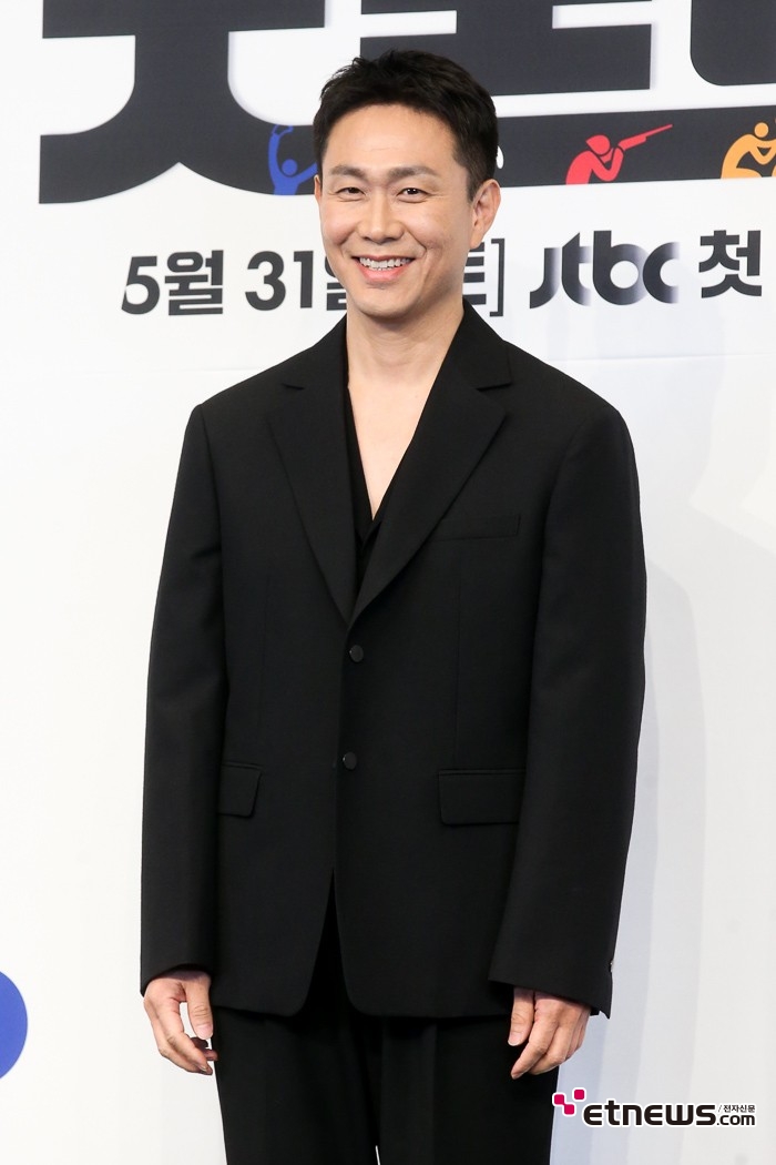 [ET포토] 오정세, '하트 대신 웃음'