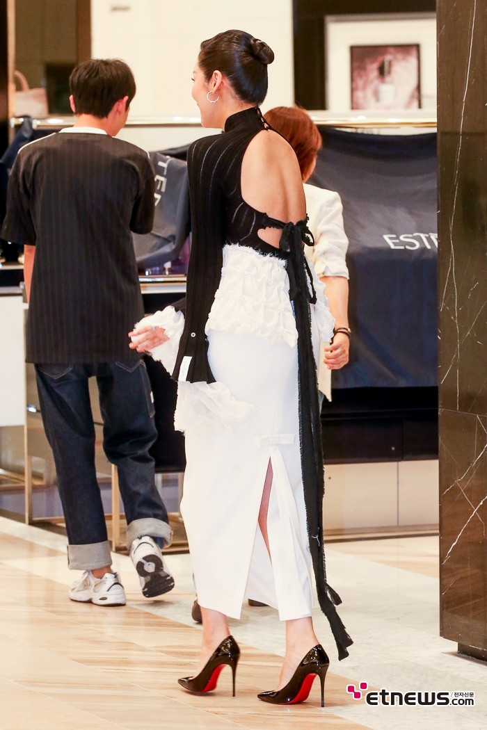 [ET포토] 차주영, '뻥 뚫린 뒤태'