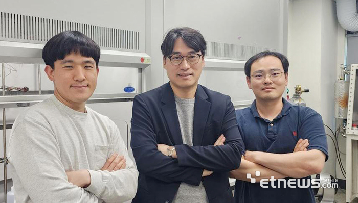 조병기 단국대 화학과 교수 연구팀이 상온에서도 안정적으로 분극을 유지할 수 있는 '강유전 액정 소재'를 세계 최초로 개발했다. 사진은 박성원 박사과정생, 조병기 교수, 변재덕 박사(왼쪽부터)가 기념 촬영했다.