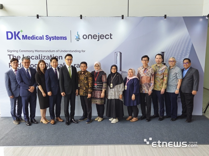이준혁 DK메디칼시스템 대표(왼쪽 다섯 번째)과 원젝트 임원진이 인도네시아 현지에서 조인트벤처(JV) 설립 등 포괄적인 사업 제휴 협약을 맺고 기념촬영을 했다.