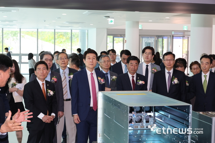 포항시와 한동대가 28일 AI 기반 창업·연구혁신 거점 '포항 AI 이노베이션센터' 현판식을 열었다. 이강덕 포항시장 등 행사참석자들이 센터를 둘러보고 있다.