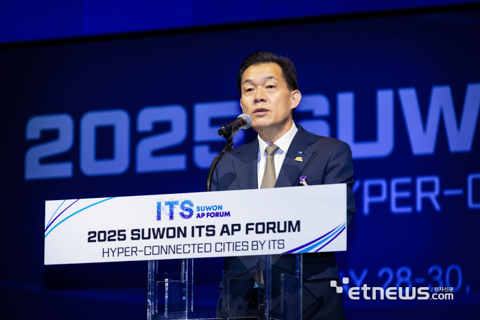 이재준 수원시장이 28일 수원컨벤션에서 열린 '2025 수원 ITS(지능형 교통 체계) 아태총회'에 참석해 인사말을 하고 있다.