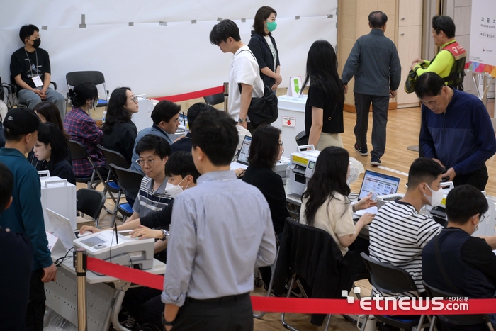 [포토] 사전투표 참여하는 유권자들