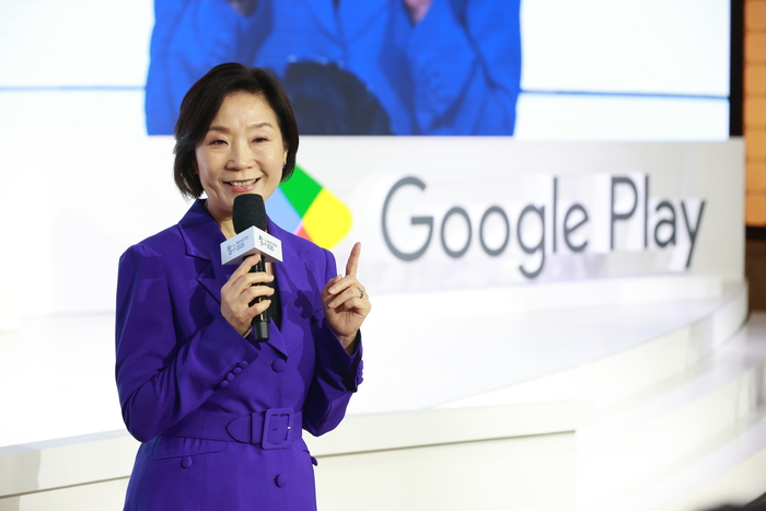 오영주 중소벤처기업부 장관이 29일 서울 강남구 라움 아트센터에서 열린 '2025 창구 알럼나이 데이'에서 창구 1~7기 참여기업을 비롯한 관계자들을 격려하고 있다.(사진=중소벤처기업부)