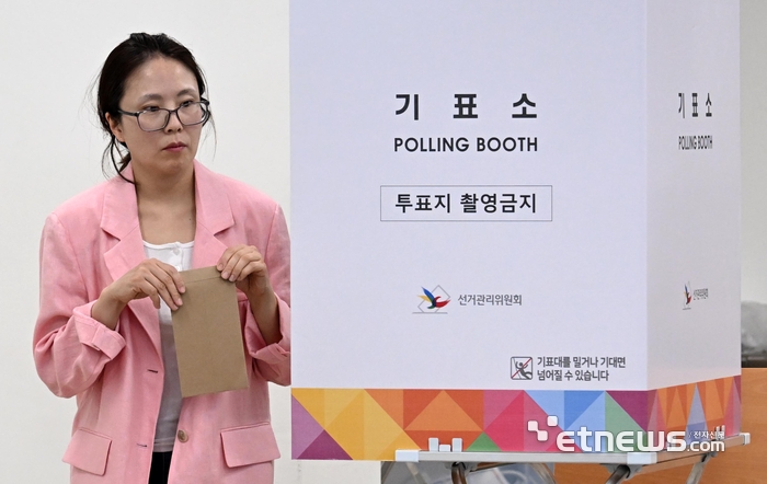 [포토] 사전투표하는 김문수 후보 딸 동주씨