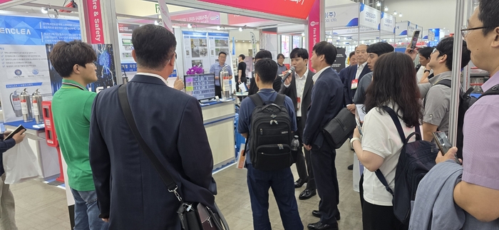 29일 건설업계 단체 방문객이 대구 엑스코에서 열린 '2025 국제소방안박람회' 참가 전시중인 티제이티플러스 부스를  방문해 비전도성 액체 소화액의 비전도 시연을 관람했다