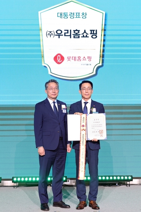 왼쪽부터 김민석 고용노동부 차관과 김재겸 롯데홈쇼핑 대표