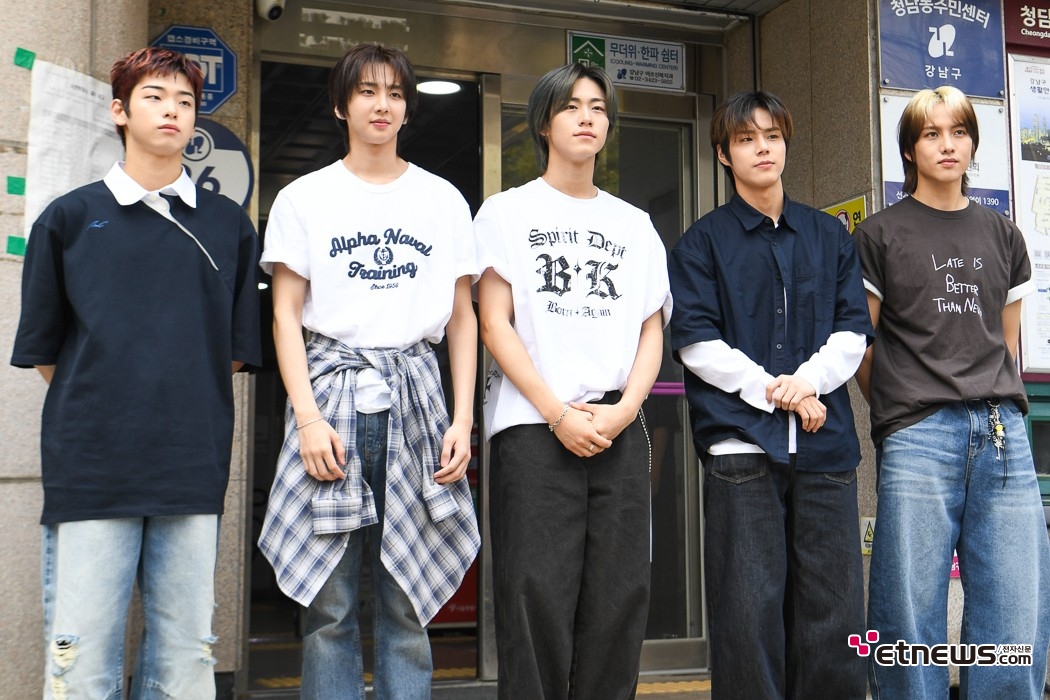 [ET포토] 82메이저, '사전투표소 앞에서 긴장반 설렘반'