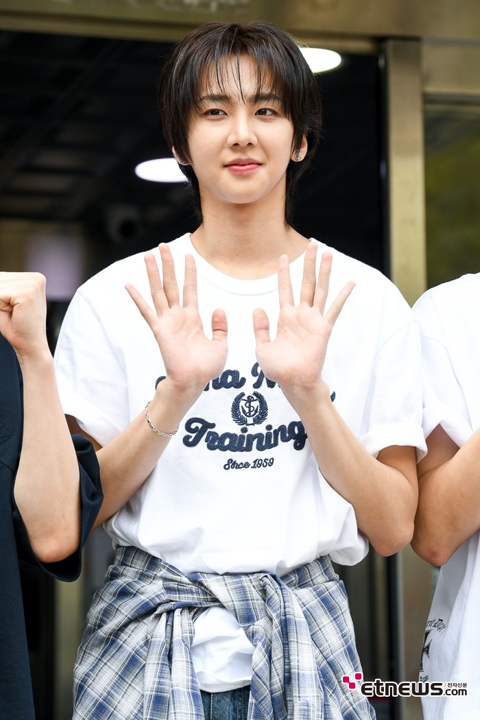 [ET포토] 82메이저 남성모, '투표후 웃음이 절로'