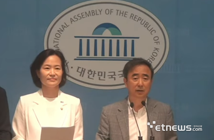 AI전환연대가 30일 국회 소통관에서 '대한민국 AI전환 선언문'을 발표했다. AI전환연대 공동 의장인 이해민 조국혁신당 의원(왼쪽)과 임문영 더불어민주당 디지털특별위원장.