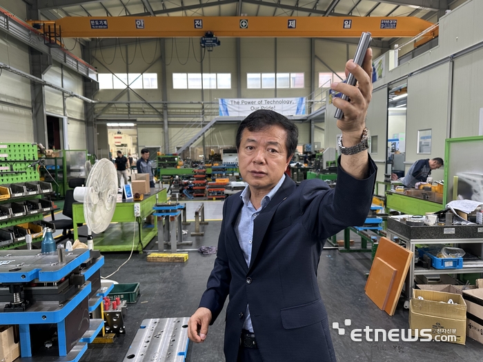 전제중 에스아이티 대표가 회사의 금형 연구개발 현장에 대해 설명하고 있다.