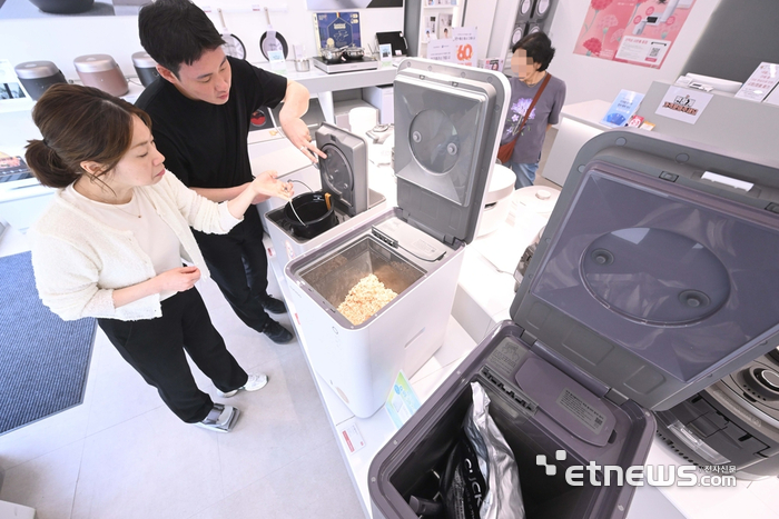 더워지는 날씨에 음식물처리기를 찾는 소비자가 늘고 있다. 업체들도 스마트기술, 인공지능(AI) 기능이 더해진 제품들을 출시하며 마케팅을 강화하고 있다. 주말 서울 송파구 쿠쿠 잠실직영점에서 고객이 미생물을 이용한 제품과 건조분쇄형 음식물처리기를 살펴보고 있다. 박지호기자 jihopress@etnews.com
