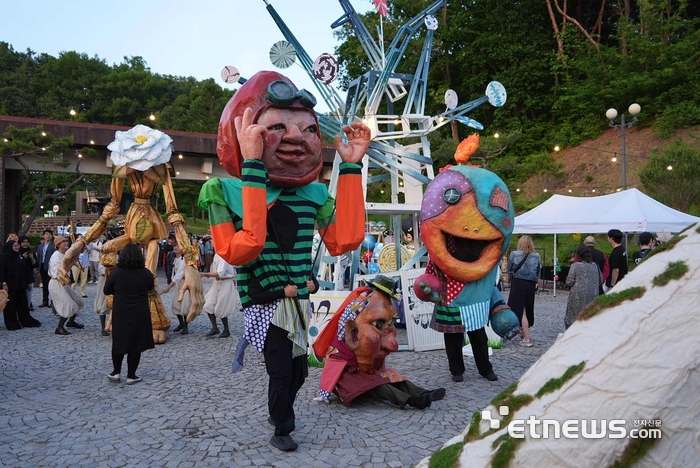 '춘천세계인형극제'에서 참가자들이 퍼레이드를 하고 있다.
