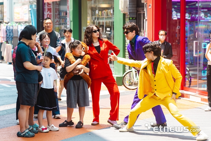'춘천마임축제'에서 마임이스트가 거리공연을 하고 있다.