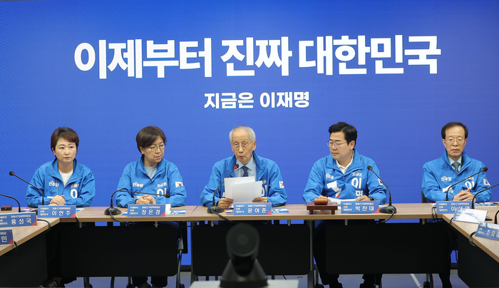 더불어민주당 윤여준 상임총괄선거대책위원장이 30일 서울 여의도 더불어민주당 중앙당사에서 열린 중앙선거대책위원회의에서 발언하고 있다. 연합뉴스