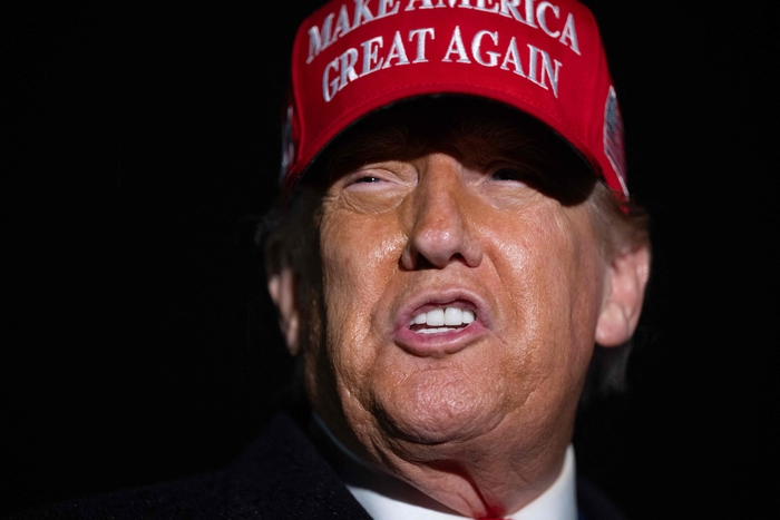 도널드 트럼프 미국 대통령이 30일(현지시간) 미국 메릴랜드주 앤드루스 합동기지에 도착한 에어포스 원에서 내려 기자들과 대화하고 있다. 트럼프 대통령은 이날 펜실베이니아 피츠버그 US스틸 공장에서 연설했다. AFP/연합뉴스