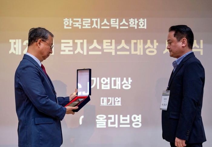 지난달 30일 제주대학교에서 열린 제28회 한국로지스틱스대상 시상식에서 서정주 CJ올리브영 SCM센터장(오른쪽)이 수상하고 있다.
