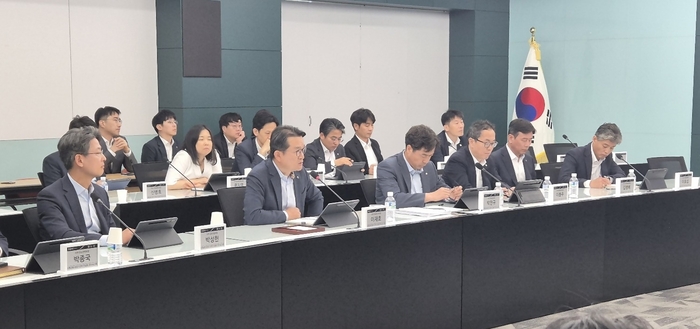 NH농협금융은 29일, 농협금융지주 본사에서 이재호 부사장(앞줄 왼쪽에서 두번째) 주재로 농협금융 중장기 전략 수립을 위한 컨설팅 착수 보고회를 개최했다.