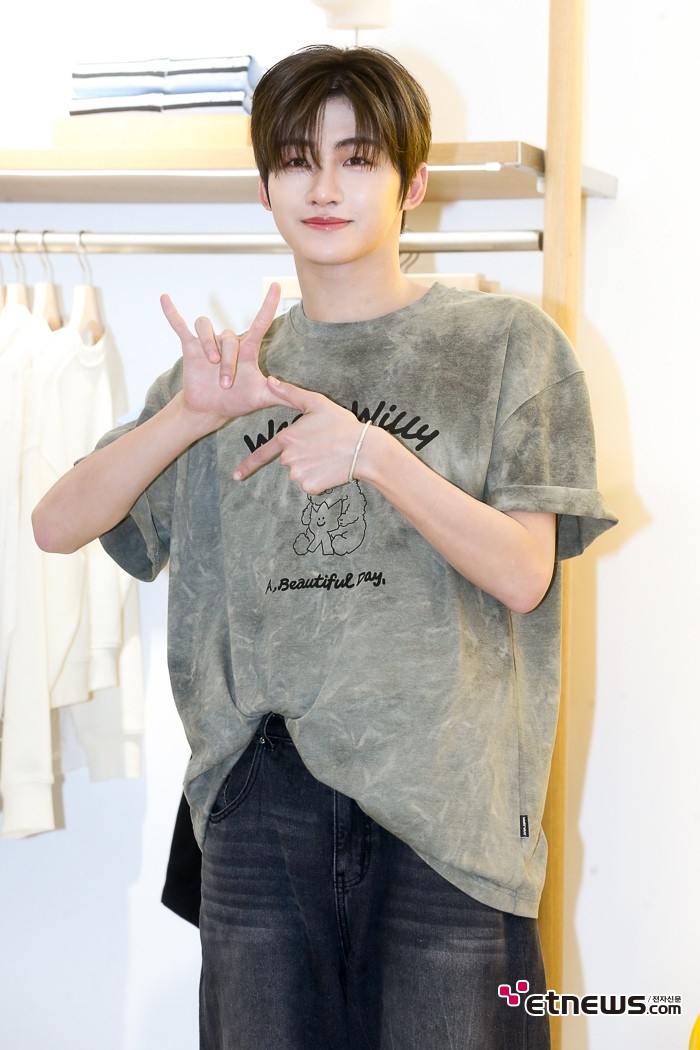 [ET포토] 투어스 지훈, '댕댕이과 미남'