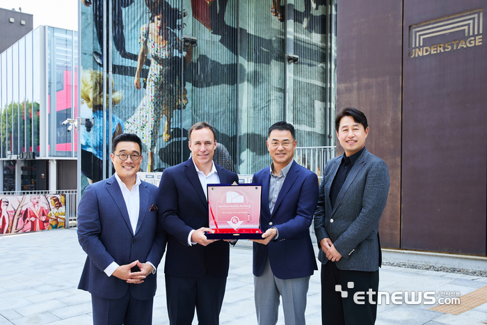 정륜 UL Solutions Korea 대표, Sean McCrady UL Solutions 기업 지속가능성 부문장, 전병구 현대카드 경영관리부문 대표, 김명호 현대카드 기업문화실장