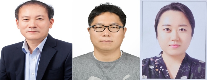 KIOST 소속 해양수산발전 유공자(왼쪽부터 양희철 해양법·정책연구소장, 권주안 인사관리실장, 이안나 동해연구소 운영지원실 행정원)