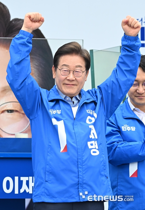 [포토] 대선 D-1, 이재명 두 팔 번쩍