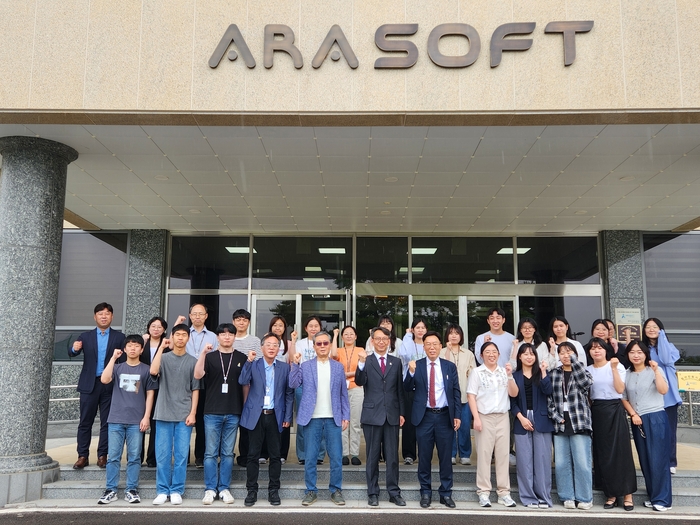 김명주 경남도 경제부지사가 2일 도내 소프트웨어 기업 아라소프트를 방문했다.