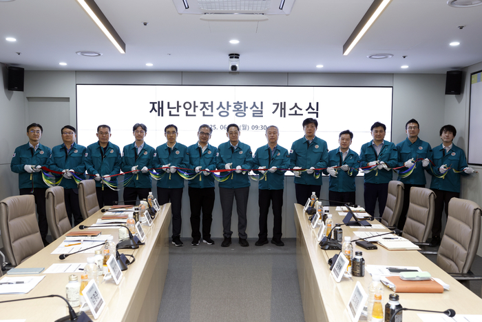 황상하 사장(왼쪽 일곱 번째)을 비롯한 SH공사 관계자들이 '스마트 재난안전 관리 시스템' 구축을 기념해 테이프를 자르고 있다. 사진=SH공사 제공