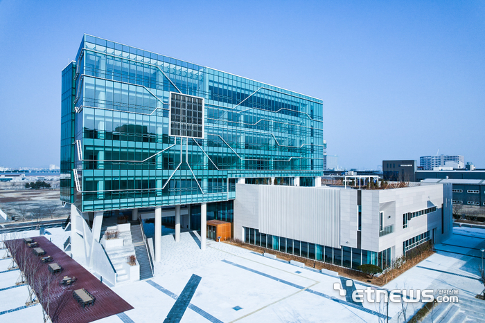 한국공대, AI 반도체용 TGV 기술 국산화 대형 프로젝트 본격화