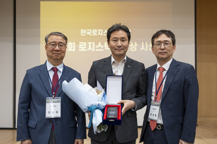 지난달 30일 제주시 제주대학교에서 열린 '2025 한국로지스틱스대상'에서 이상용 웅진 ERP1사업본부장(가운데)이 기념 촬영을 하고 있다.(사진=웅진)
