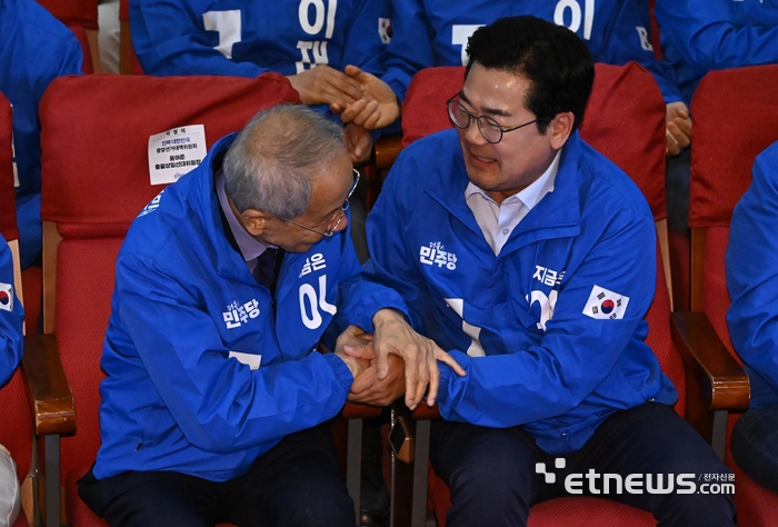 [포토] 손 맞잡은 윤여준-박찬대