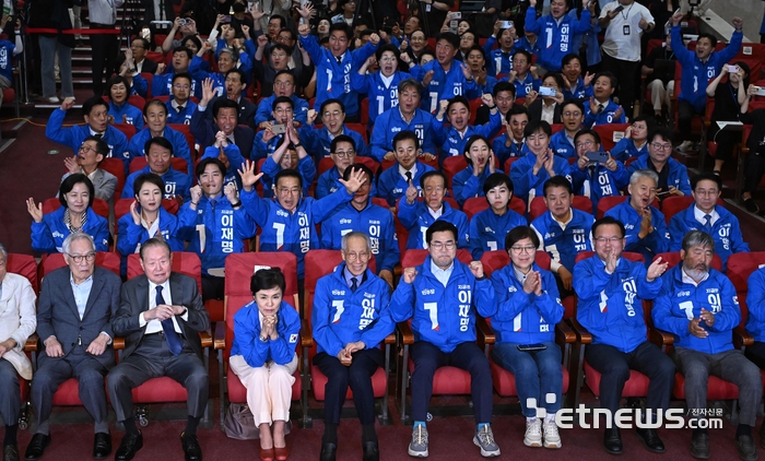 [포토] 환호하는 더불어민주당