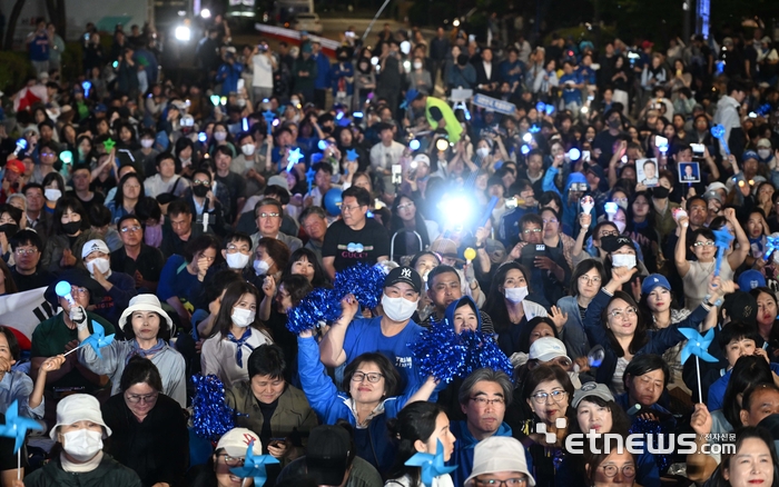 [포토] 개표방송 보며 환호하는 더불어민주당 지지자들