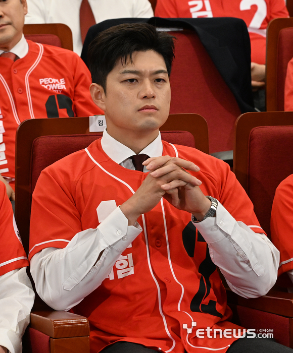 [포토] 출구조사 지켜보는 김용태