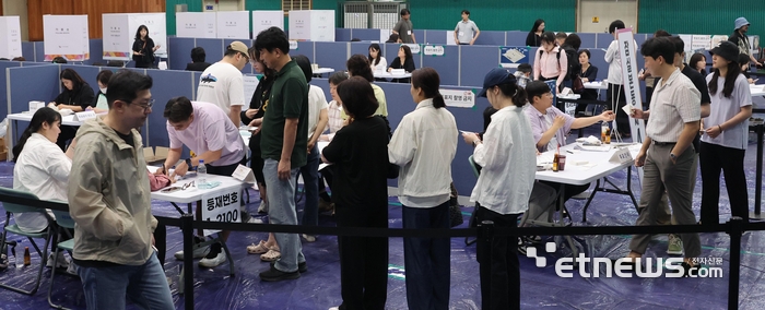 제21대 대통령 선거가 3일 전국 1만 4295개 투표소에서 동시에 진행됐다. 서울 송파구 잠전초등학교에 마련된 잠실본동 제4,5,6투표소가 유권자로 붐비고 있다. 
 이동근기자 foto@etnews.com
