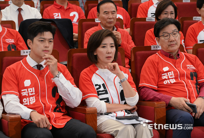 [포토] 출구조사 지켜보는 국민의힘