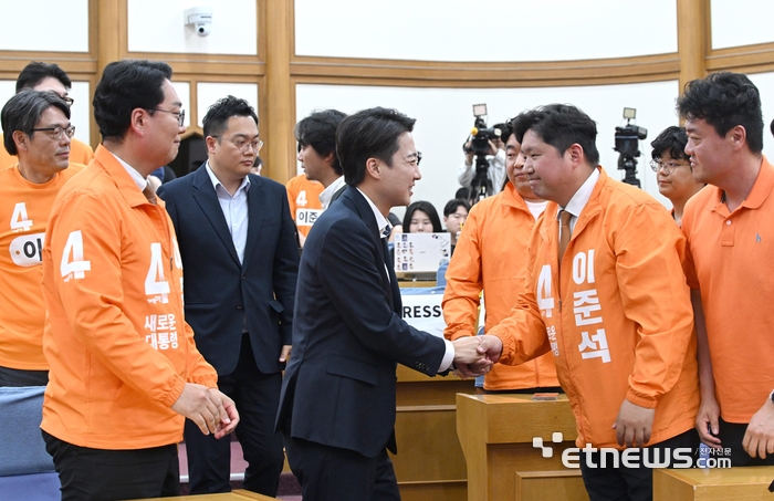 [포토] 당직자들과 인사하는 이준석