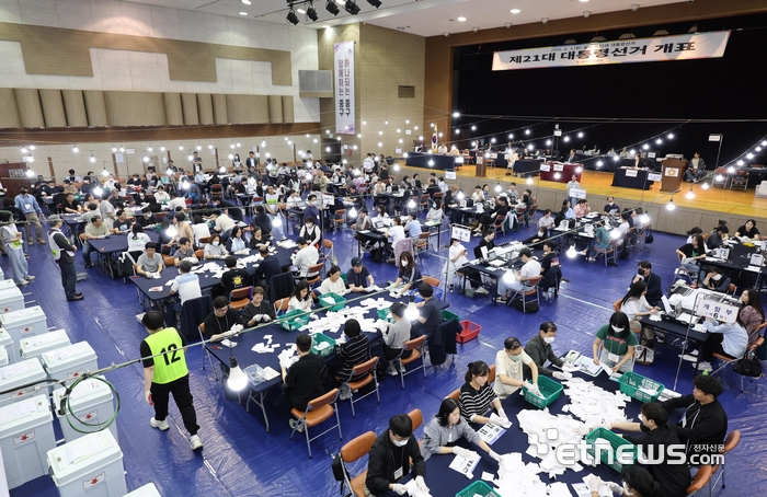 [포토] 21대 대통령 선거 개표 돌입...…자정께 당선인 윤곽 나올 듯