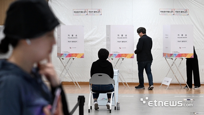 [포토] 제21대 대통령선거 전국 1만4295개 투표소 동시에 진행