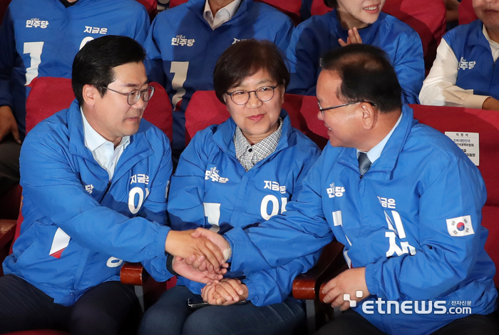 제21대 대통령선거가 실시된 3일 서울 여의도에 마련된 더불어민주당 개표 상황실에서 박찬대 더불어민주당 상임총괄선거대책위원장을 비롯한 당 관계자들이 방송사 출구조사를 지켜보고 있다. 이동근·김민수기자 photo@etnews.com