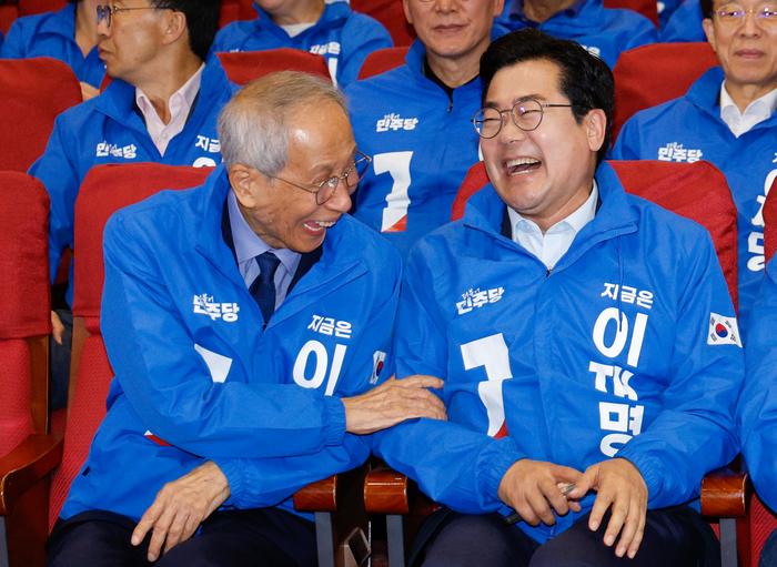 [선택 2025] 민주당, 출구조사 압승 예측에 '환호'