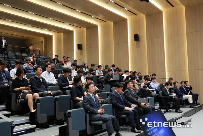 경기도가 4일 과천시 메가존 산학연센터에서 '경기AI 고성능 컴퓨팅 자원 지원사업' 설명회와 'AI 고성능 컴퓨팅 센터(경기 K-AI 클라우드존)' 개소식을 개최했다.