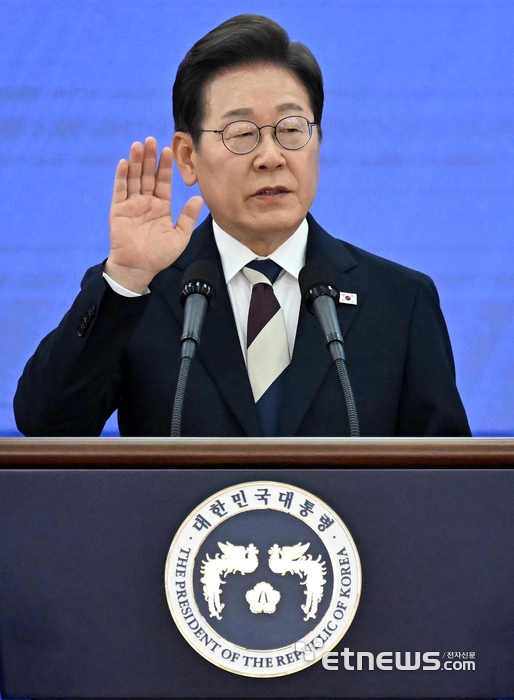 [포토] 선서하는 이 대통령