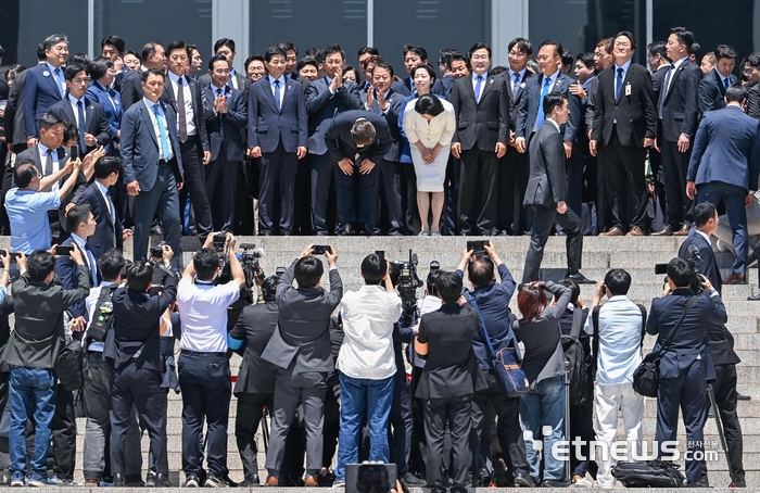 [포토] 시민 향해 90도 인사