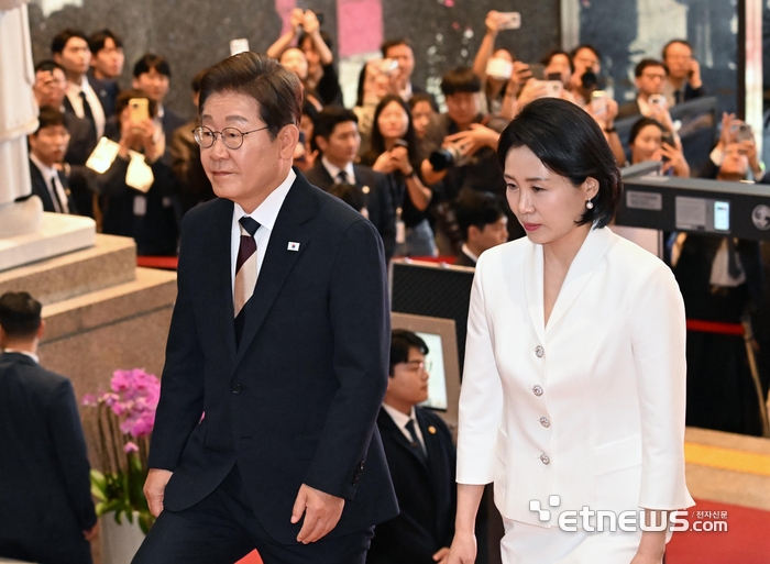 [포토] 로텐더홀 오르는 이재명 대통령 내외